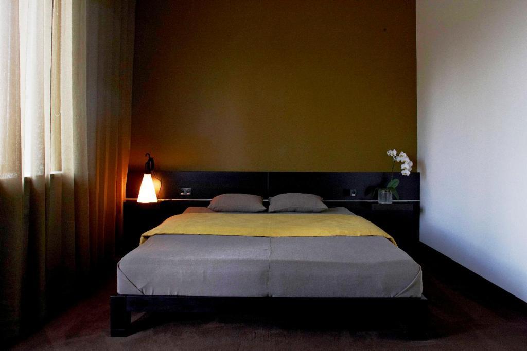 Xcelsus, Free Parking Hotel Ramava Bilik gambar